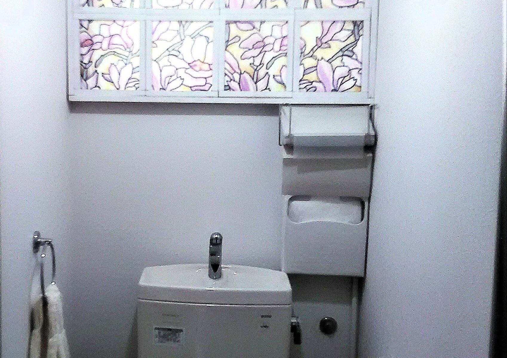 格子窓がついたトイレの窓の画像