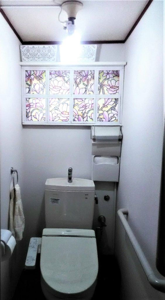 格子窓がついたトイレの窓の画像