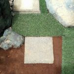 人工芝とタイルの庭石の画像